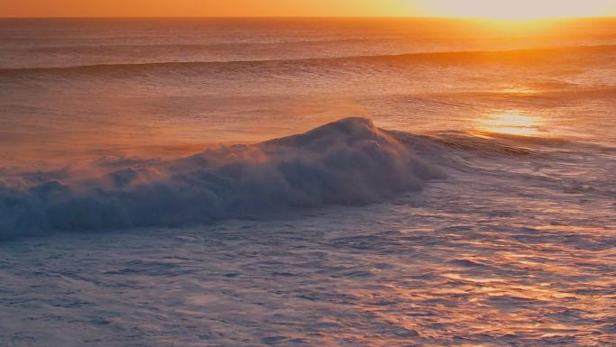 夕阳下波涛汹涌的海浪