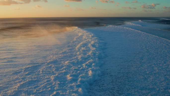 夕阳下波涛汹涌的海浪