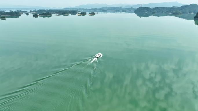 湖上船景