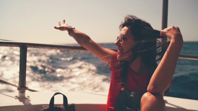 年轻女子乘船游玩外国人女人女士游艇
