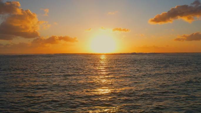 夕阳下波涛汹涌的海浪