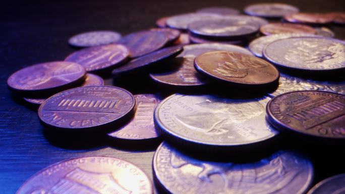 一堆美国货币硬币的特写宏观移动滑块快照