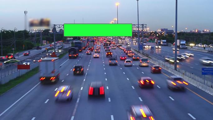 高速公路上的交通堵塞，广告牌绿屏。