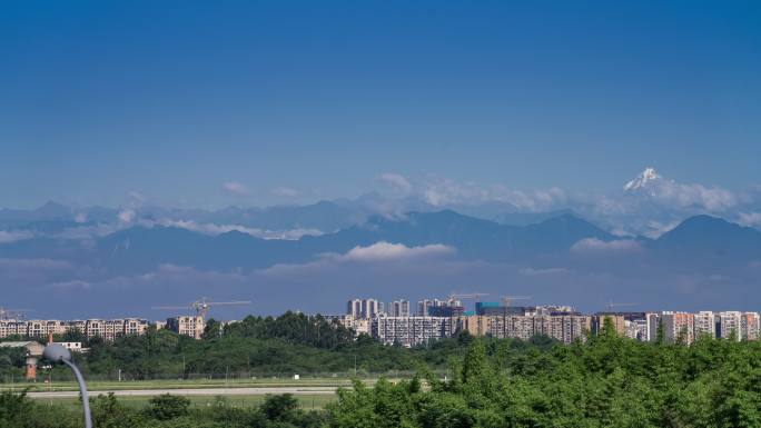 成都双流机场上空的连绵雪山