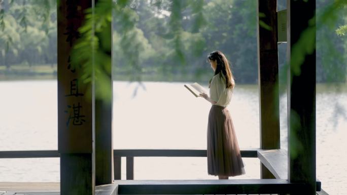 女生 湖边 阅读