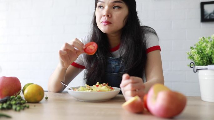 年轻女子在家吃素食