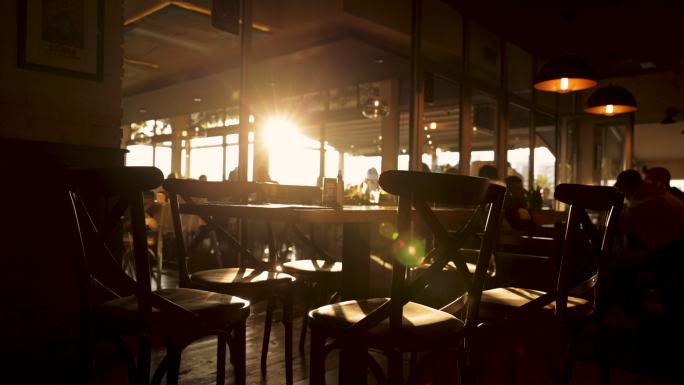 咖啡馆里的日落夕阳餐厅大排档高档餐厅