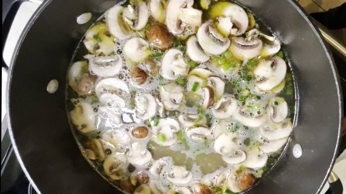 一锅炖虾羹，配以葱、蘑菇、新鲜大蒜、白菜、Jalepeno、柠檬片和芫荽叶，配以泰式面条