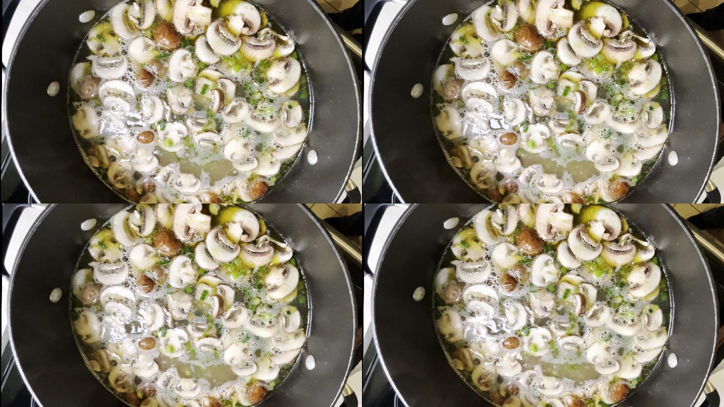 一锅炖虾羹，配以葱、蘑菇、新鲜大蒜、白菜、Jalepeno、柠檬片和芫荽叶，配以泰式面条