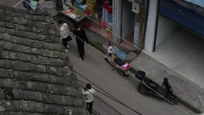 青砖瓦房行人走路