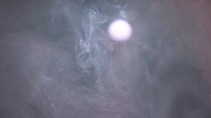 干冰雾，从上方爆炸烟雾流动的云层