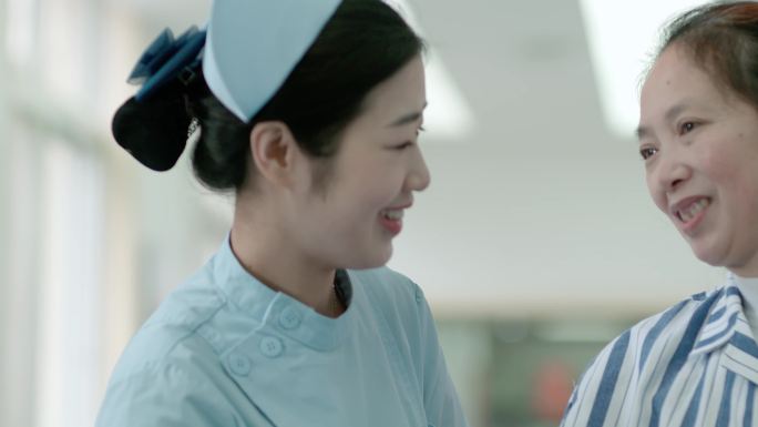 【4k】医院护士帮助病人做康复训练