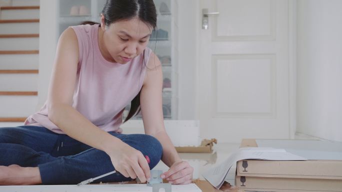 从事DIY橱柜家具的女性