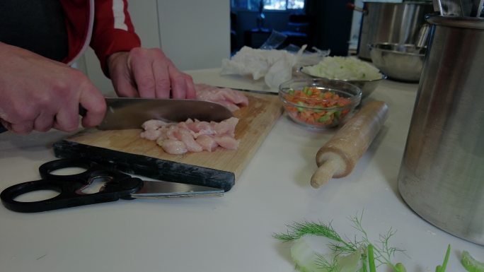 切割鸡胸肉制作自制鸡肉面条汤厨师烹饪肉类和蔬菜延时视频系列