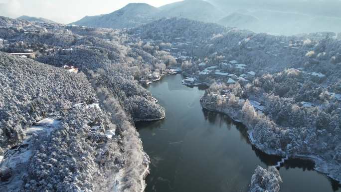 航拍冬季晴天庐山湖泊雪景