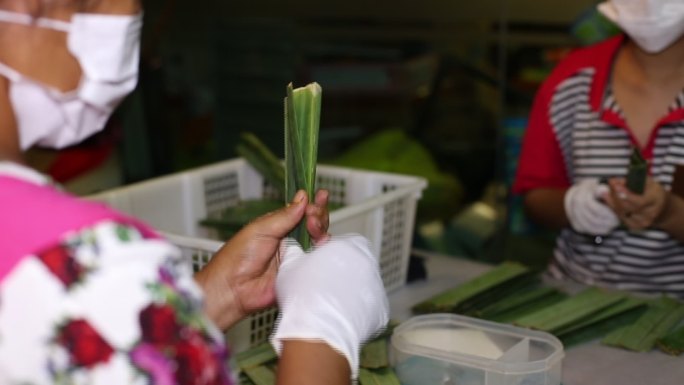 马来西亚美食：“Otak Otak”（阿塔普树叶包裹的鱼糕）