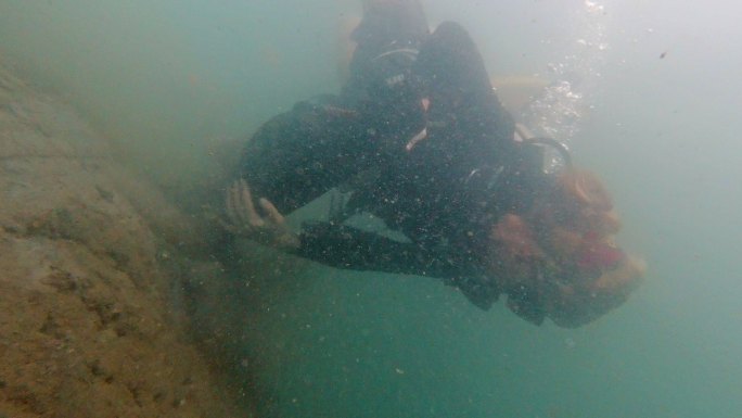 水下环境清理女潜水员