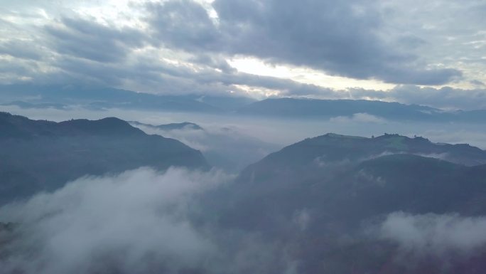 云雾缭绕下的山间村庄航拍4k视频