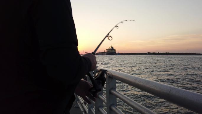 一名男子在日落时钓鱼的视频。