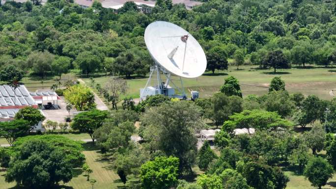 大型通信天线或射电望远镜卫星天线鸟瞰图