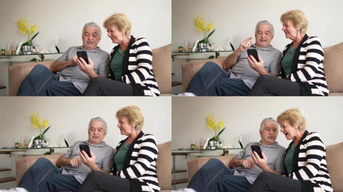 老年夫妇在家使用智能手机