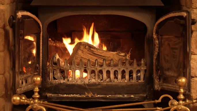 木材在木炉中燃烧木材在木炉中燃烧火炉子取