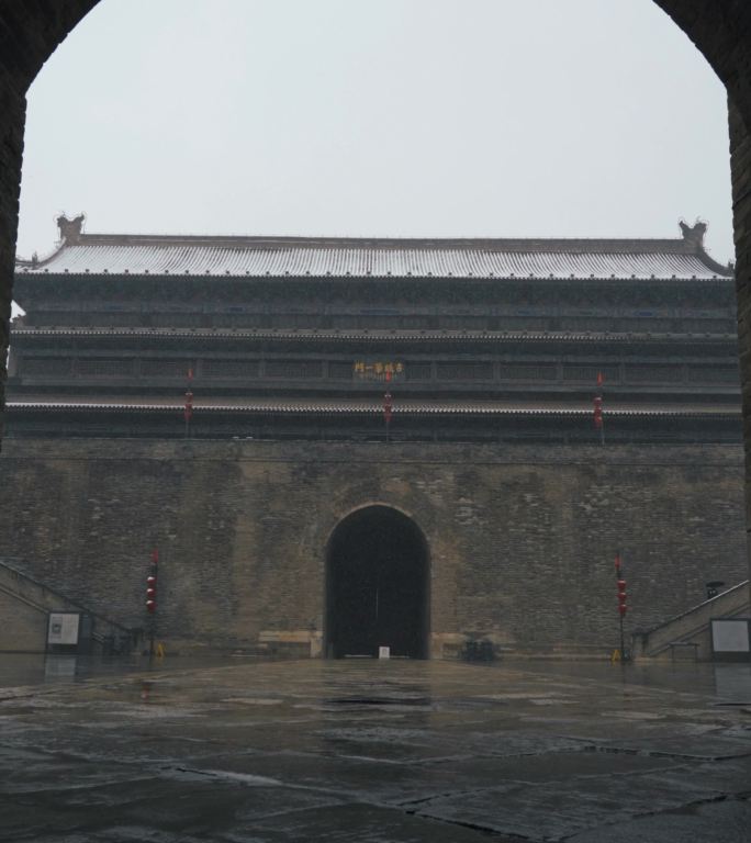 垂直，中国西安古城墙雪中。