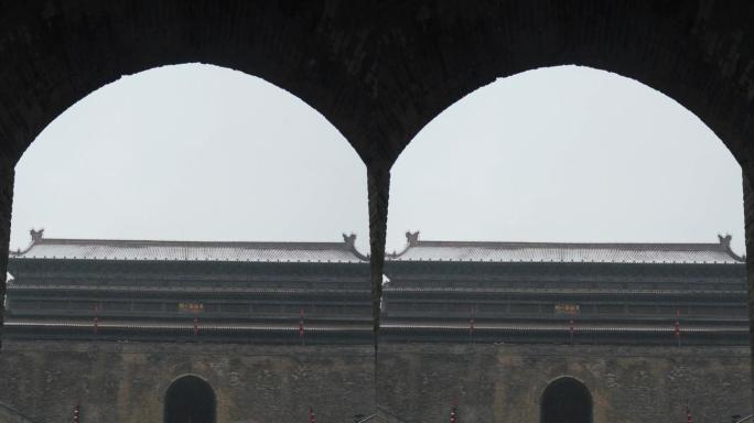 垂直，中国西安古城墙雪中。
