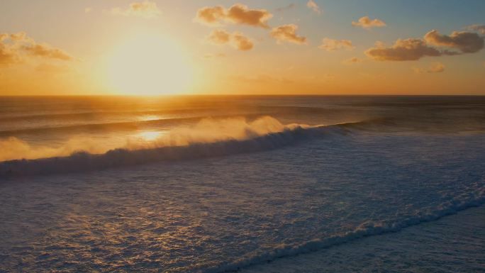 夕阳下波涛汹涌的海浪