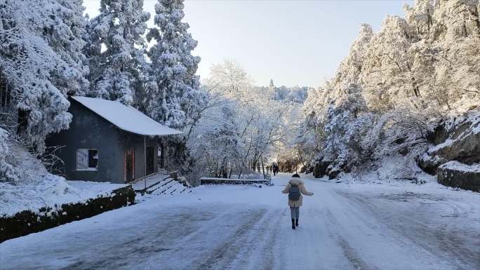 庐山雪景 女孩走路 晴天