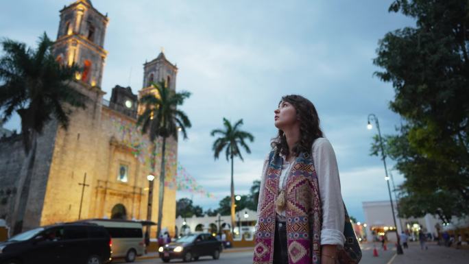 墨西哥瓦拉多利德镇一名妇女在看教堂