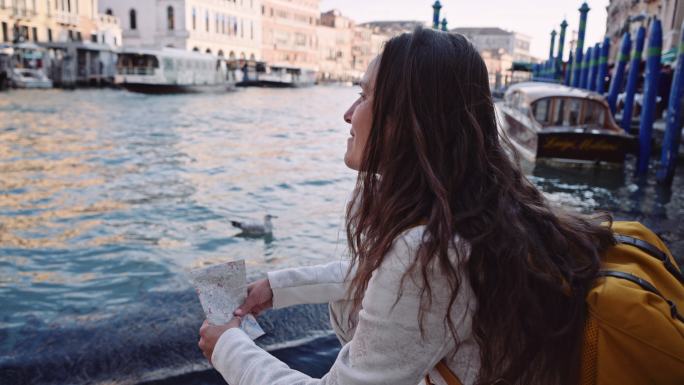一名女子在威尼斯度假时发现了大运河。