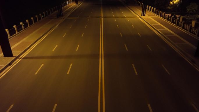 跑车夜晚行驶夜晚飙车危险驾驶速度与激情