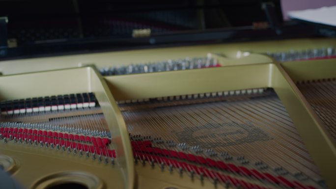 老式古典钢琴内饰和按键。