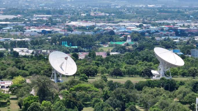 大型通信天线或射电望远镜卫星天线鸟瞰图