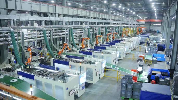 工厂一排全自动化机械臂机器人