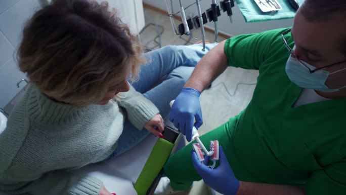 男牙医教女患者如何正确刷牙