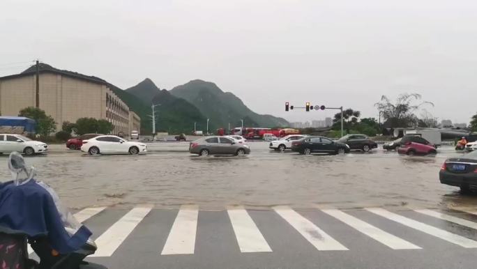 实拍车辆驶过城市积水路面