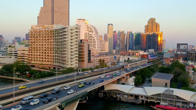 曼谷城市大桥的固定低空中拍摄。