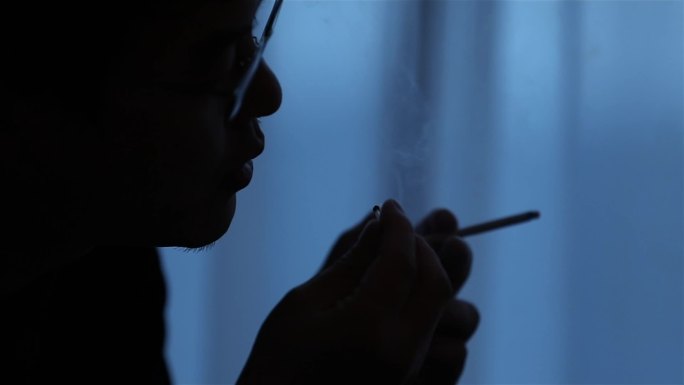 抽烟 孤独失落的男人 人物剪影 吸烟