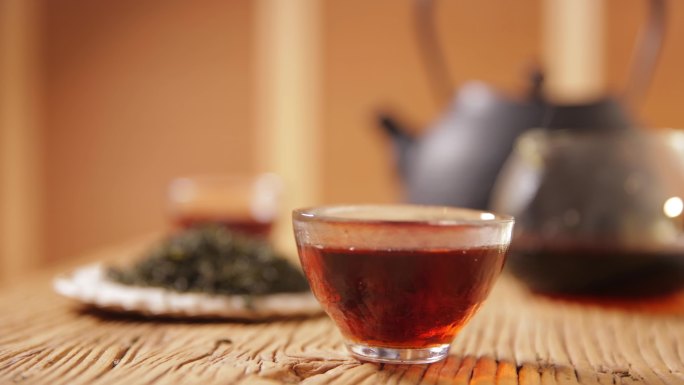 一杯中国传统茶红茶透明茶杯