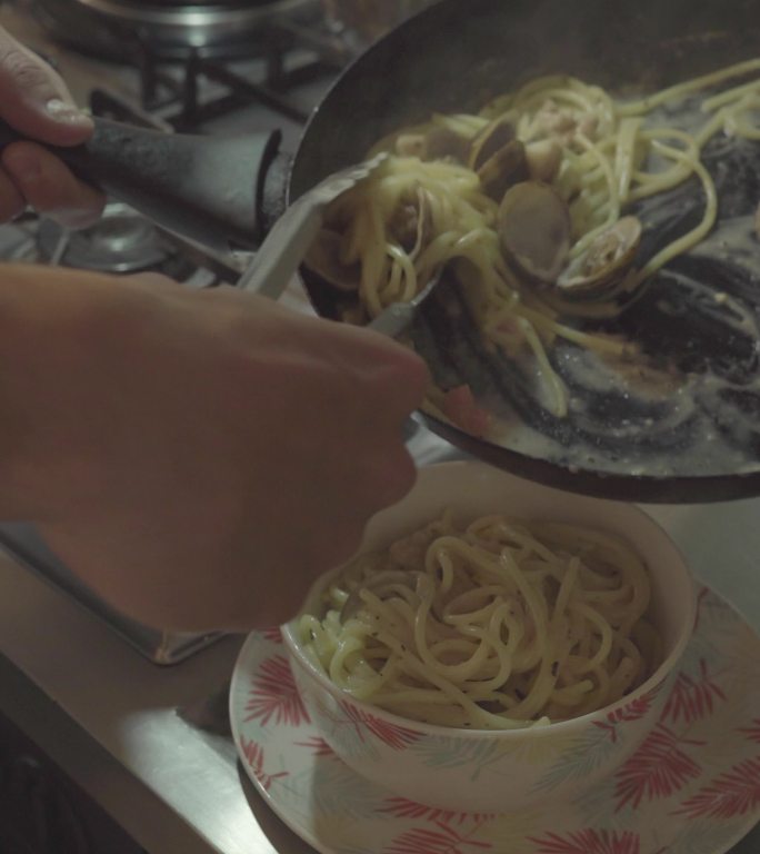 一名拉丁裔男子在家里的厨房里做着他最喜欢的爱好之一，那就是烹饪