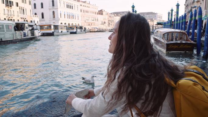 一名女子在威尼斯度假时发现了大运河。