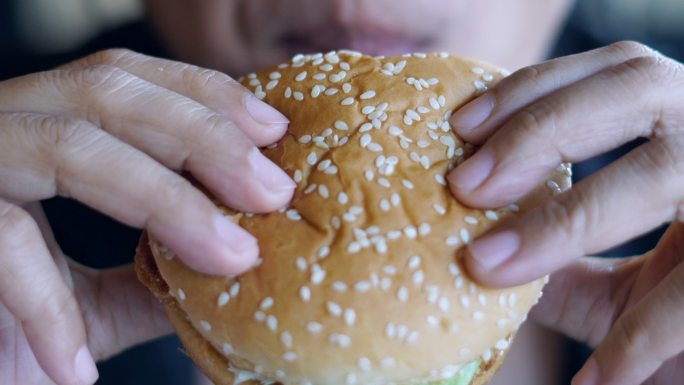 女商人吃汉堡包肯德基麦当劳鸡腿堡牛肉堡午