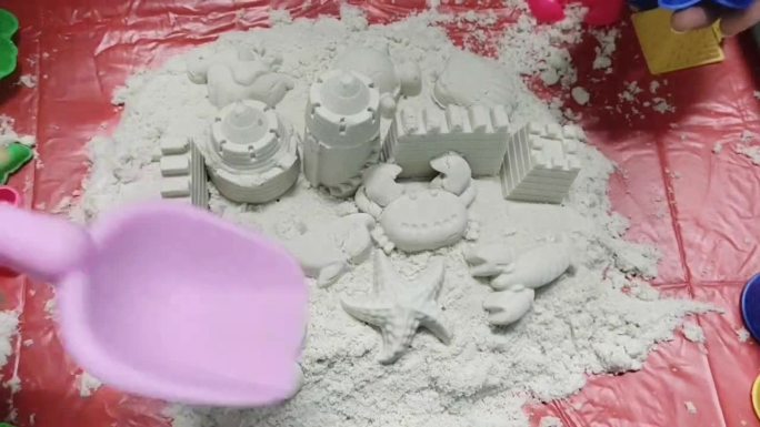 用塑料块打动砂捏橡皮泥
