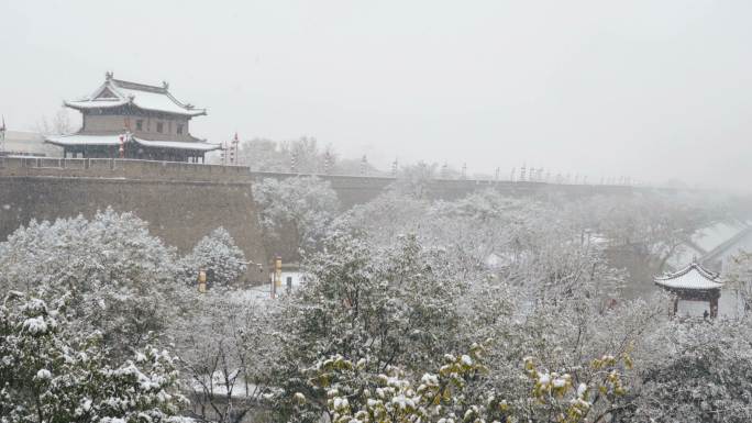 雪域古城墙。雪中古风城楼皑皑白雪