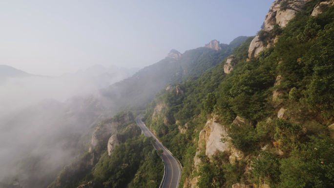 航拍盘山路，云海