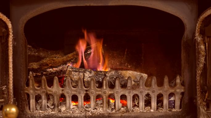 木材在木炉中燃烧壁炉火焰烧火