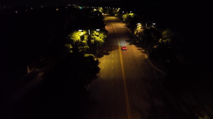 跑车夜晚行驶夜晚飙车危险驾驶速度与激情