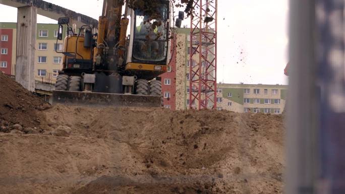 施工现场挖掘机沙土填埋土石方